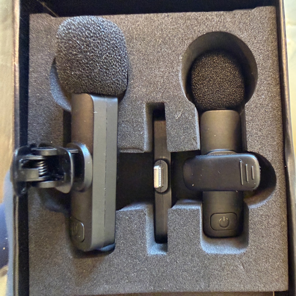 Black Wireless Lavalier Microphone Kit for Laptops & Mobile Devices